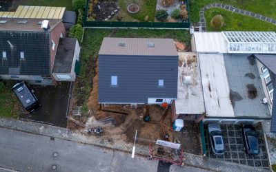 Fliesen und Abwasserrohre: ein Tag voller Fortschritte und Teamarbeit