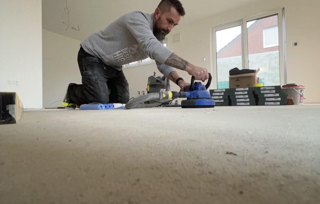 Boden schleifen – Ein Millimeterkampf im Hausbau