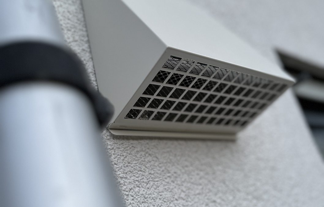 Dezentrale Lüftung mit Südwind: Installation der Außenhauben